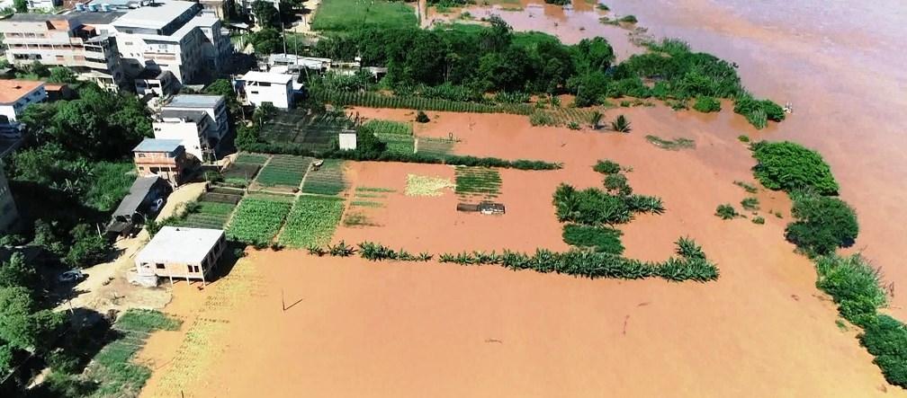 Cheia do Rio Doce deixa pelo menos 32 famílias desabrigadas em Colatina e Linhares, no ES