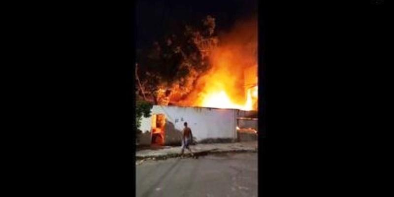 Comerciante só consegue salvar cadela e pegar sacola de roupas após casa pegar fogo no ES
