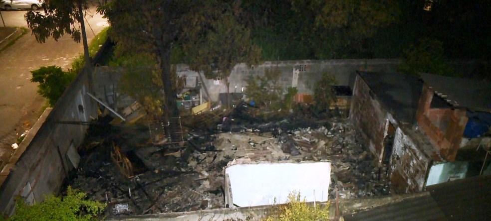 Comerciante só consegue salvar cadela e pegar sacola de roupas após casa pegar fogo no ES