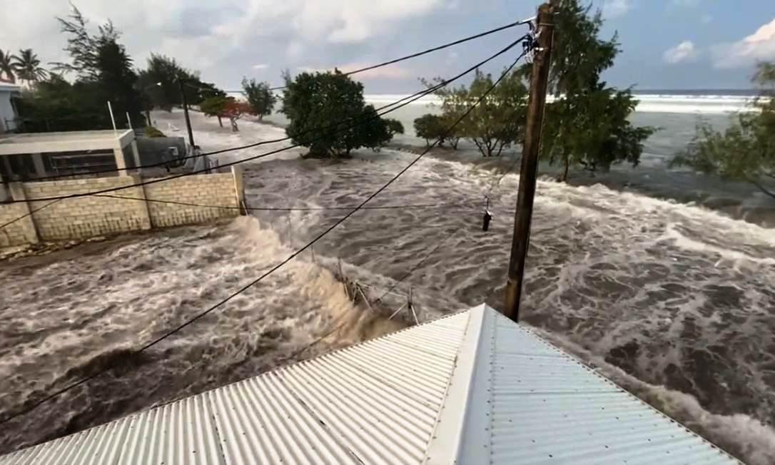 Tsunami atinge Tonga após erupção de vulcão submarino