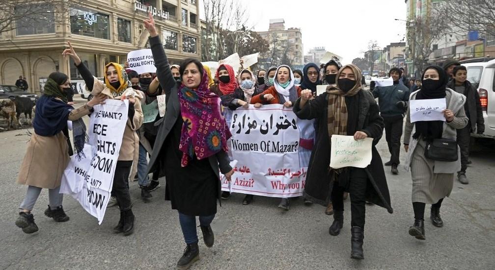 Talibãs usam gás pimenta contra mulheres em protesto em Cabul