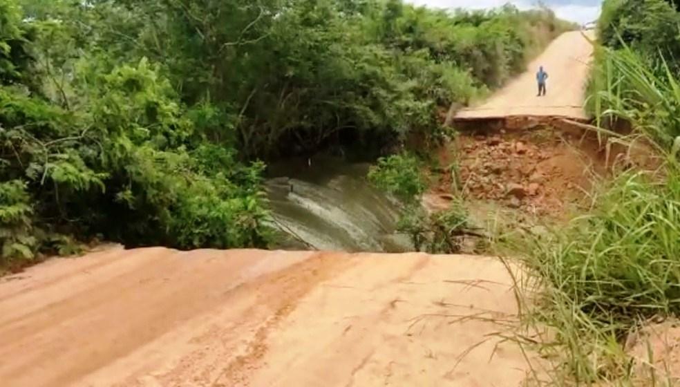 Força da água abre cratera e destrói estrada no interior do ES