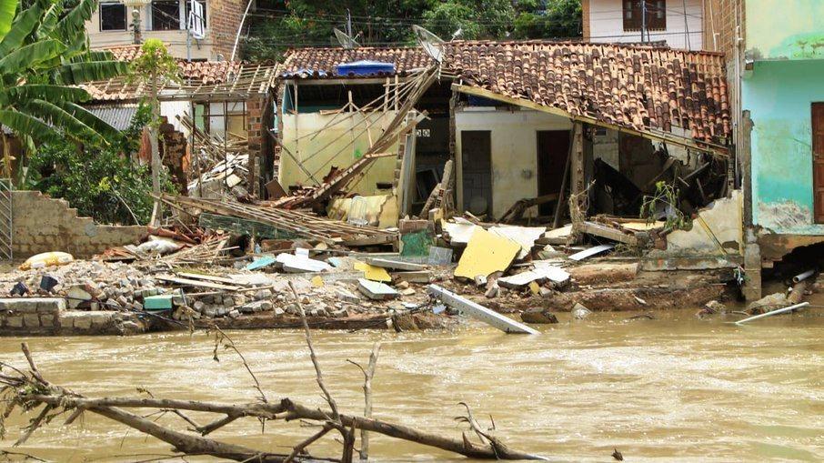 Sobe para 27 o número de mortos devido às chuvas na Bahia
