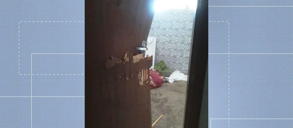 Criminosos invadem quitinetes e matam homem e adolescente a tiros em Vila Velha, ES