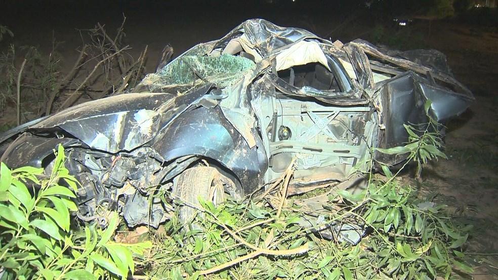 Casal fica ferido e carro é destruído após capotar várias vezes em Vila Velha, ES