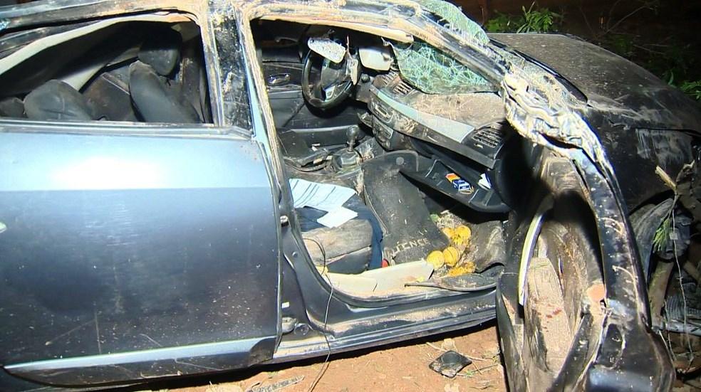Casal fica ferido e carro é destruído após capotar várias vezes em Vila Velha, ES