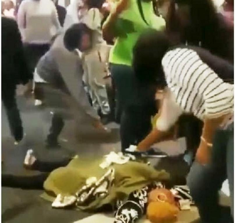 Pastora cai ‘morta’ e só ‘ressuscita’ quando fiéis jogam dinheiro sobre o corpo dela