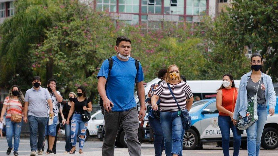 Em 24 horas, Brasil tem mais de 83 mil novos casos de covid-19