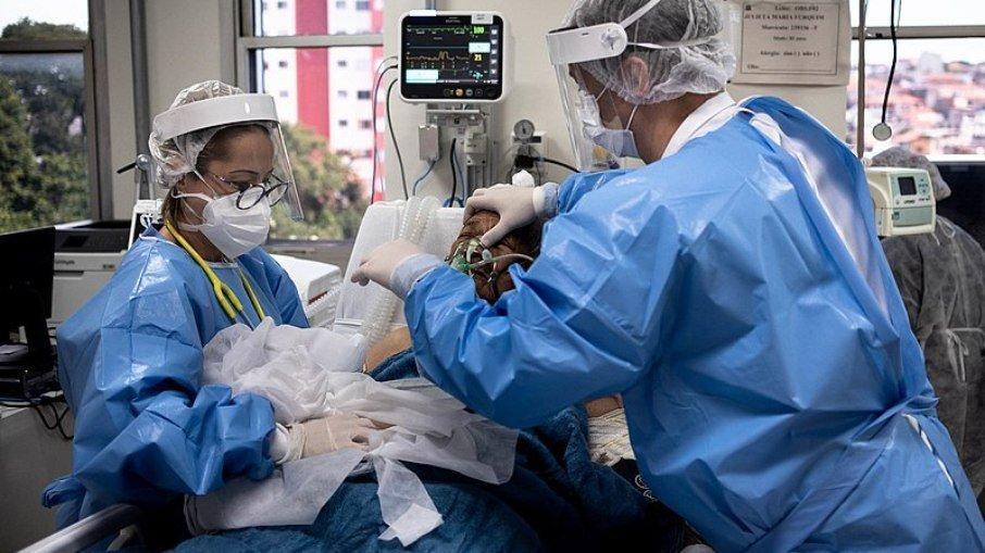 Com 183 mil casos de Covid-19 em 24 horas, Brasil quebra recorde na média móvel