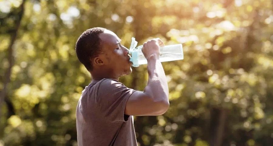Beber água de forma errada prejudica a saúde: Veja o que não fazer