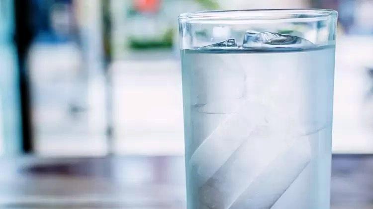 Beber água de forma errada prejudica a saúde: Veja o que não fazer