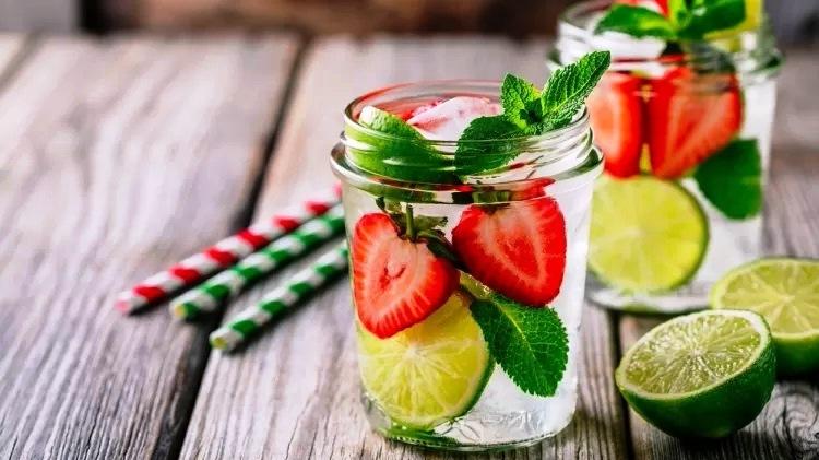 Beber água de forma errada prejudica a saúde: Veja o que não fazer