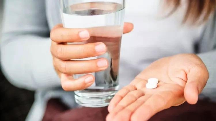 Beber água de forma errada prejudica a saúde: Veja o que não fazer