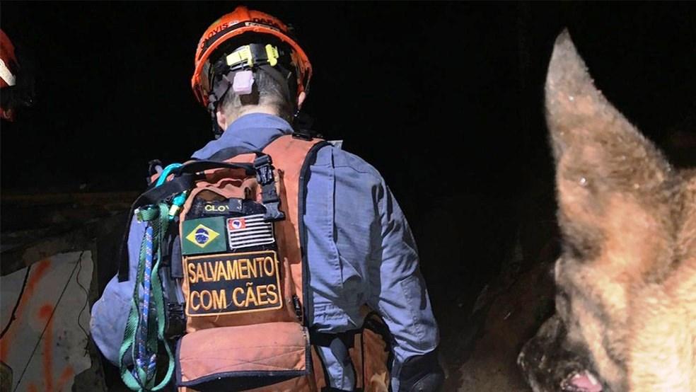 Deslizamento de terra deixa três mortos em Embu das Artes, na Grande SP