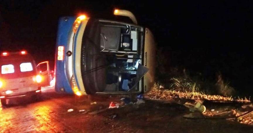 Ônibus tomba na BR-251, deixa uma criança morta e pelo menos 19 feridos em MG