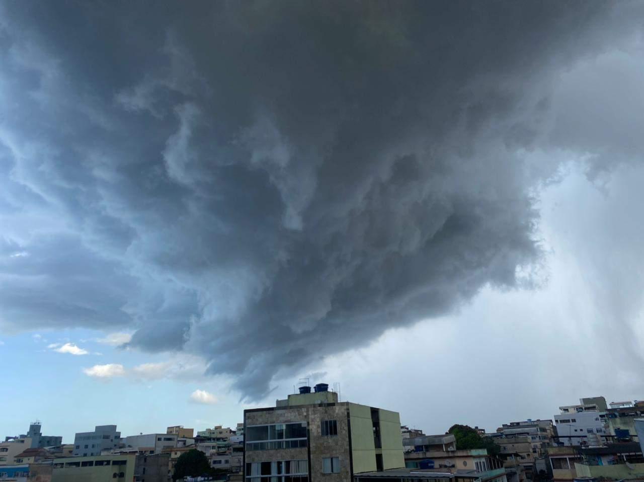 Após manhã de sol, tempo vira e céu fica encoberto no ES