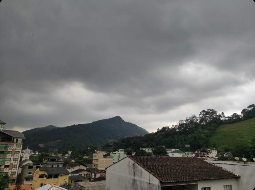 Após manhã de sol, tempo vira e céu fica encoberto no ES