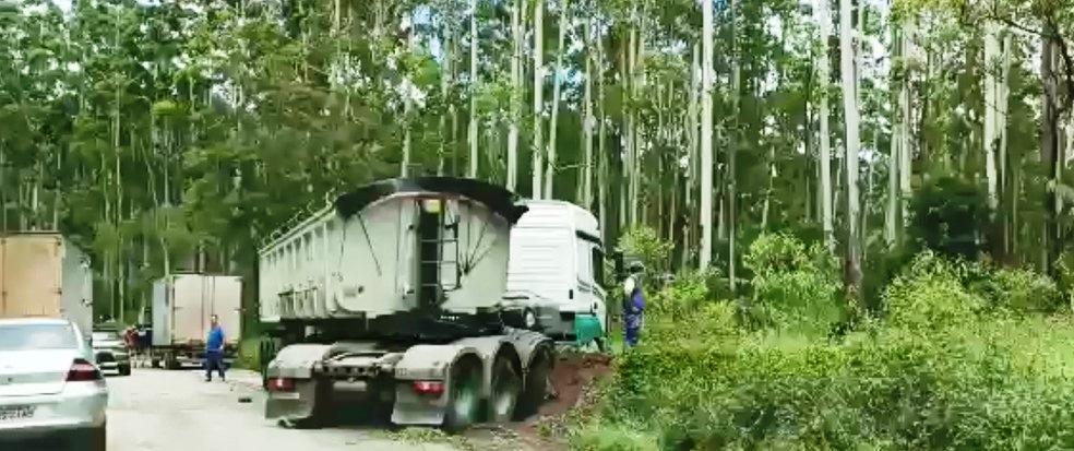 Três pessoas morrem em acidente entre carros e carreta na BR-262, no ES