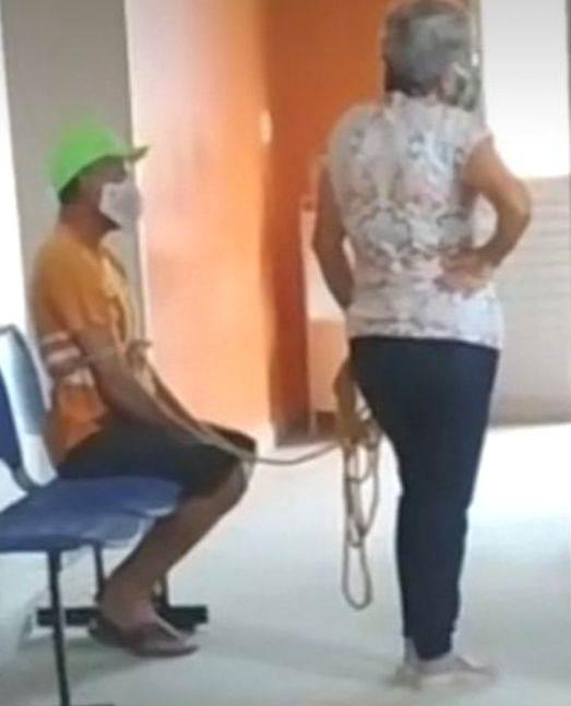 Mulher leva marido amarrado para tomar vacina da Covid-19