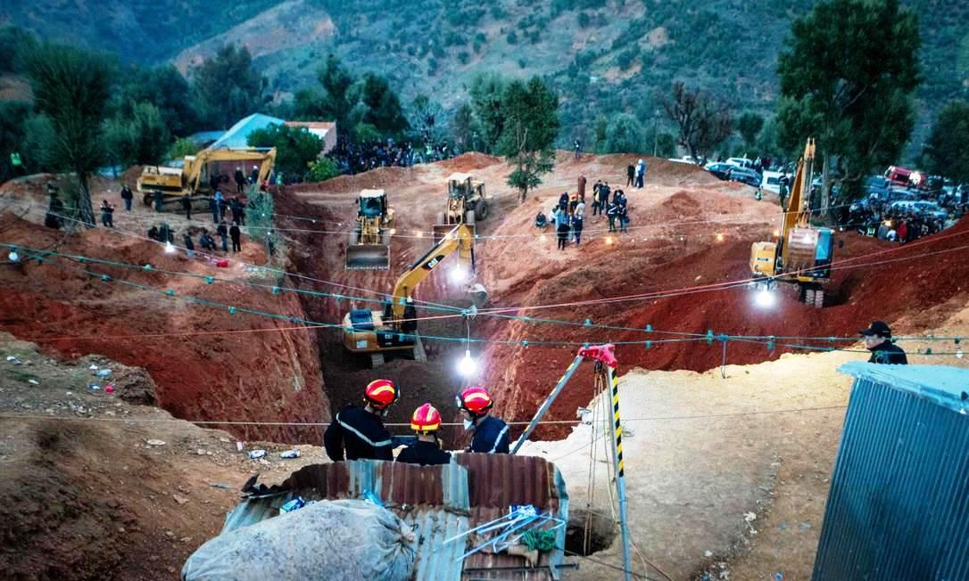 Menino de 5 anos cai em poço de 32 metros no Marrocos; resgate chega ao terceiro dia
