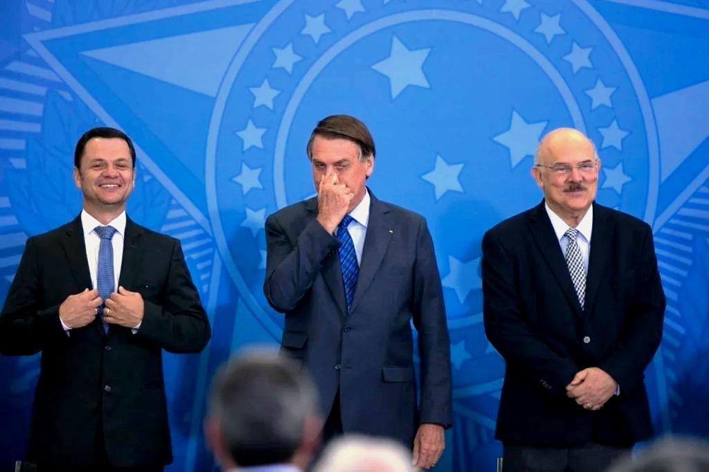 Bolsonaro assina portaria que reajusta piso da educação básica em 33%