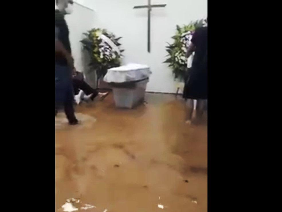 Velório é realizado em meio a alagamento em Cachoeiro de Itapemirim, no ES