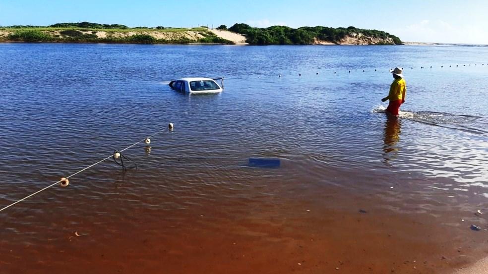 Motorista erra caminho de estrada para praia e cai com carro dentro de rio no ES