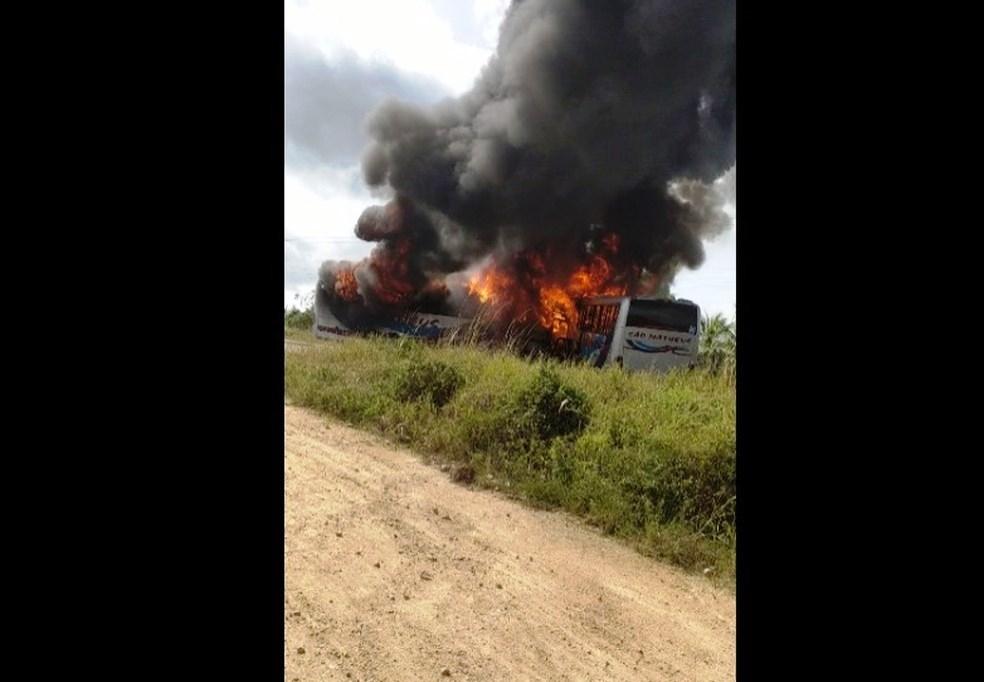 Motoristas morrem carbonizados e ao menos 15 passageiros têm ferimentos graves após batida entre ônibus na BA-120, na Bahia