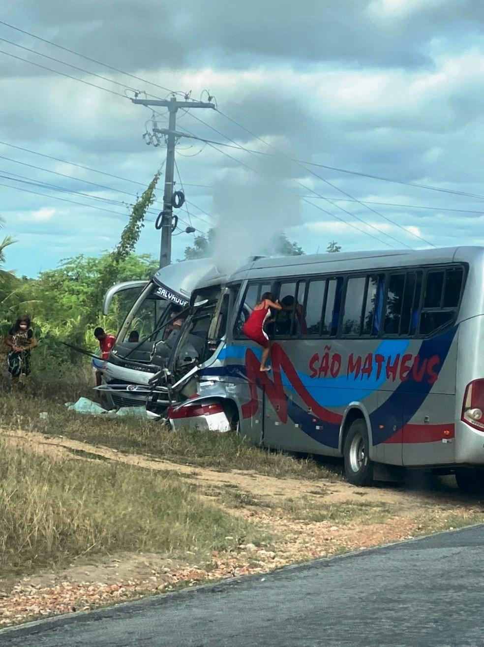 Motoristas morrem carbonizados e ao menos 15 passageiros têm ferimentos graves após batida entre ônibus na BA-120, na Bahia