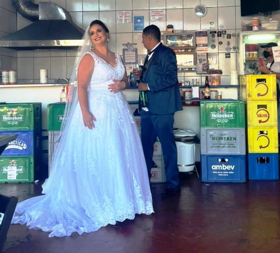 Noivos viralizam ao pararem em bar após casamento: 1Decidimos tomar uma’