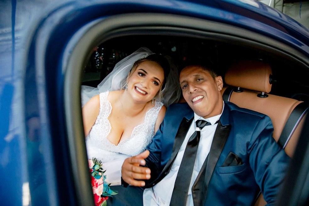 Noivos viralizam ao pararem em bar após casamento: 1Decidimos tomar uma’