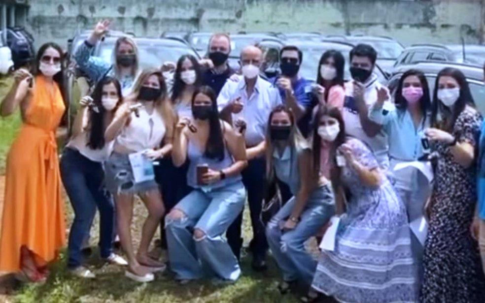 Prefeito de Bom Jesus de Goiás bomba na web ao presentear 15 netos com carros de luxo