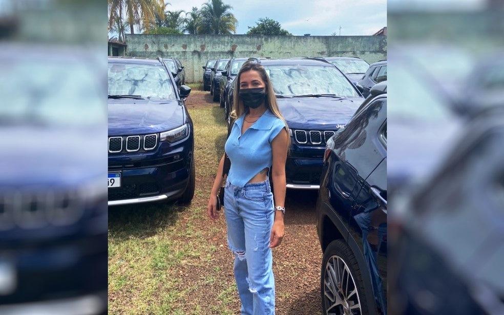 Prefeito de Bom Jesus de Goiás bomba na web ao presentear 15 netos com carros de luxo