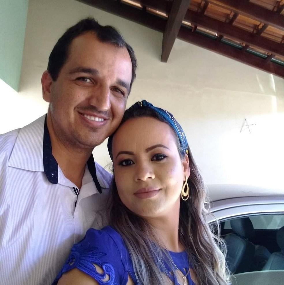Casal é encontrado morto dentro de casa ao lado de revólver