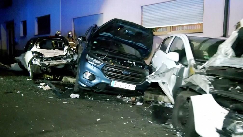Motorista bêbado destrói 31 carros na Alemanha