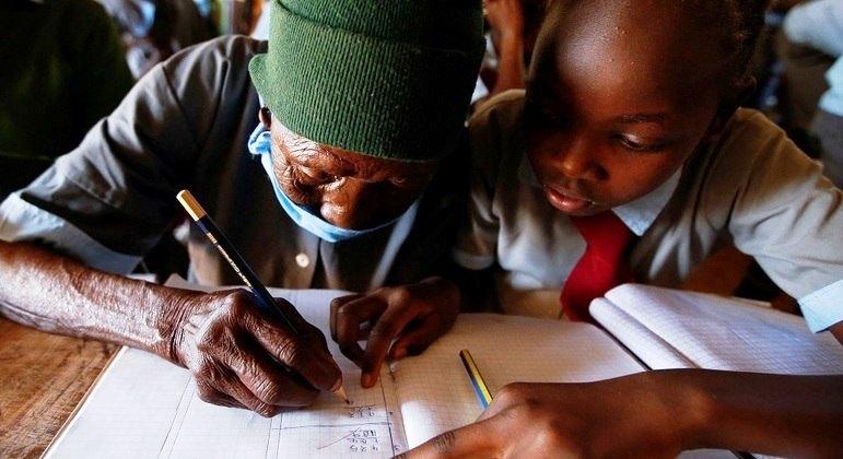 Queniana de 98 anos volta à escola para dar exemplo aos bisnetos: ‘Gostaria de me tornar médica’
