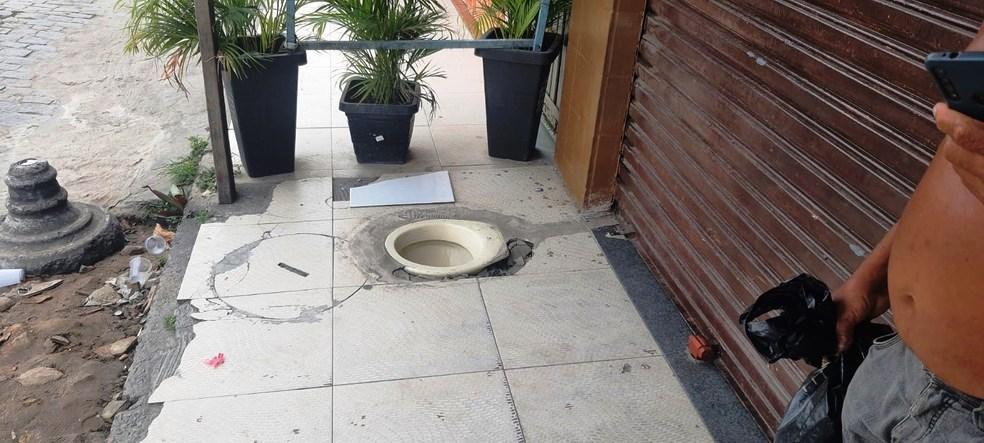 Dono de bar é notificado pela prefeitura após instalar vaso sanitário em calçada na Bahia