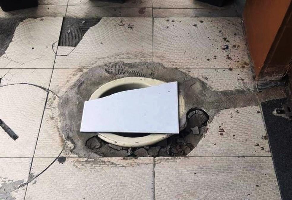 Dono de bar é notificado pela prefeitura após instalar vaso sanitário em calçada na Bahia