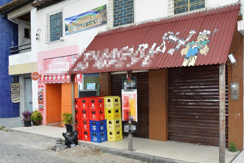 Dono de bar é notificado pela prefeitura após instalar vaso sanitário em calçada na Bahia