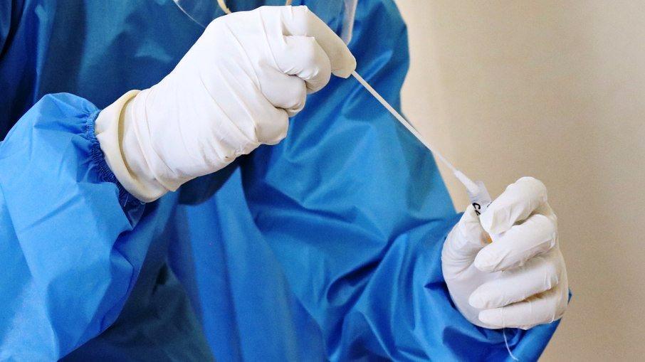 Brasil registra 140 mil novos casos e 896 mortes por Covid-19