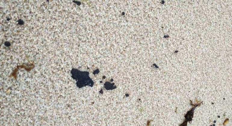 Litoral cearense tem 64 praias com registros de manchas de óleo