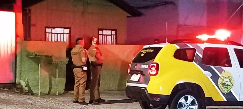 Casal é encontrado morto dentro de casa, em Curitiba
