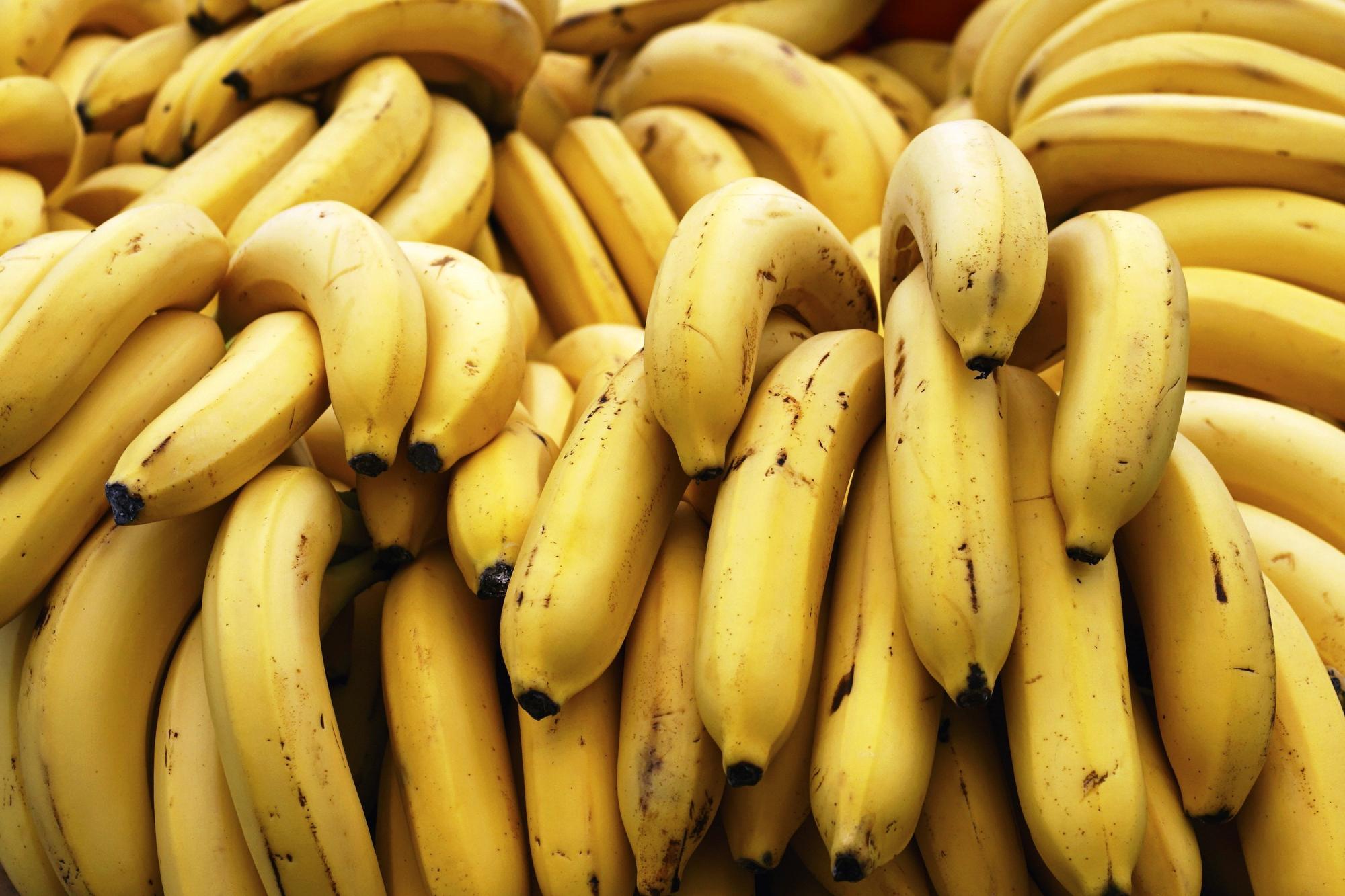 Oito benefícios da banana: fruta ajuda a dormir melhor e é boa para a pele