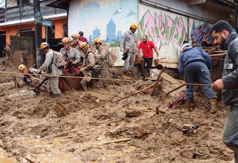 Sobe para 67 o número de mortos após temporal em Petrópolis, RJ