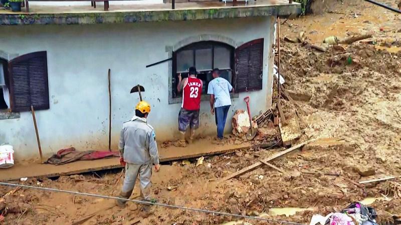 Sobe para 67 o número de mortos após temporal em Petrópolis, RJ