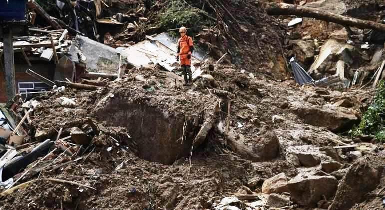 Confirmadas 1104 mortes devido as chuvas em Petrópolis; bombeiros seguem buscas por vítimas