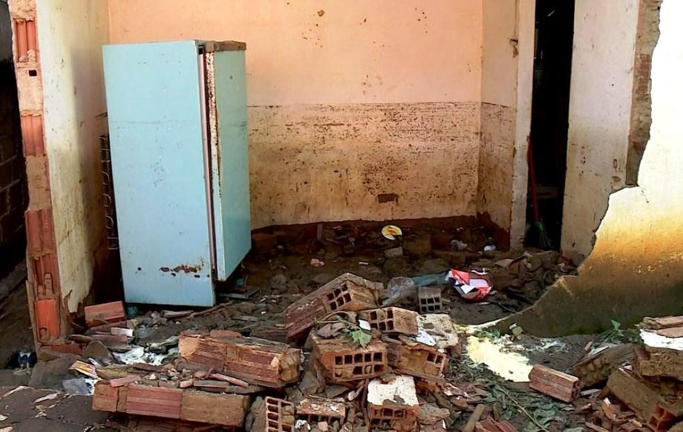 Chuva forte deixa 2 mortos e mais de 230 pessoas fora de casa no ES