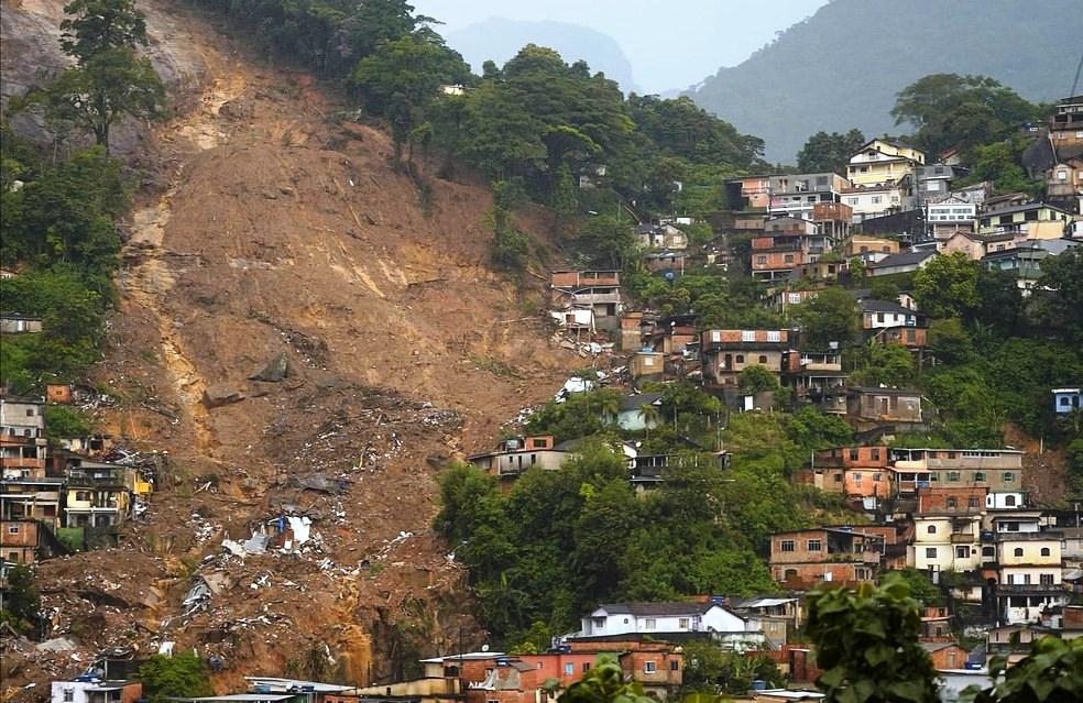 Continuam buscas por vítimas com vida em Petrópolis; tragédia já deixa 120 mortos e 116 desaparecidos