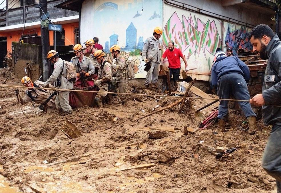 Continuam buscas por vítimas com vida em Petrópolis; tragédia já deixa 120 mortos e 116 desaparecidos