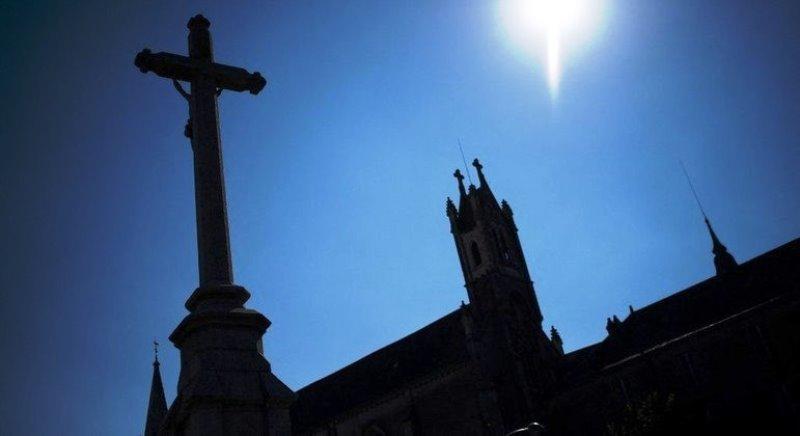 Justiça condena padre a oito anos de prisão por drogar fiel e abusar dela nos Estados Unidos